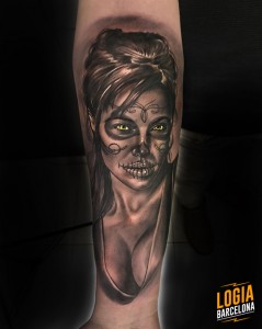 tatuaje_pierna_angelina_jolie_logia_barcelona_angel_de_mayo 